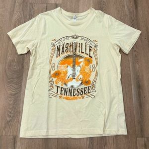 Size Large Women’s Creme Nashville Graphic Tee